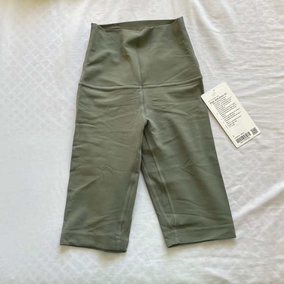 lululemon align shorts 🤍 - Picture 3 of 6